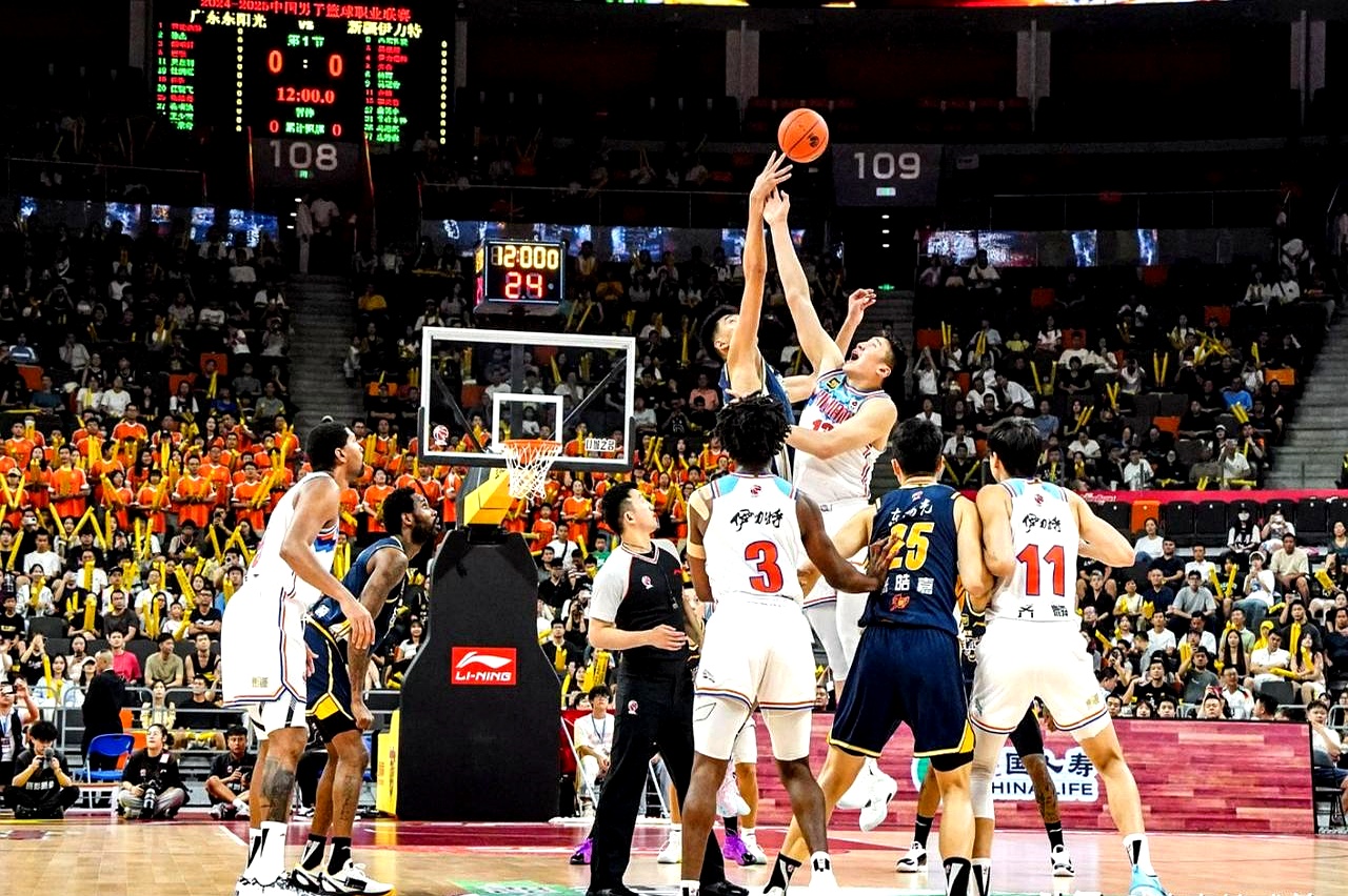 包含清晨突围战来临，广厦男篮围绕意大利杯外线爆发，赛场秩序良好，轮换策略成焦点的词条