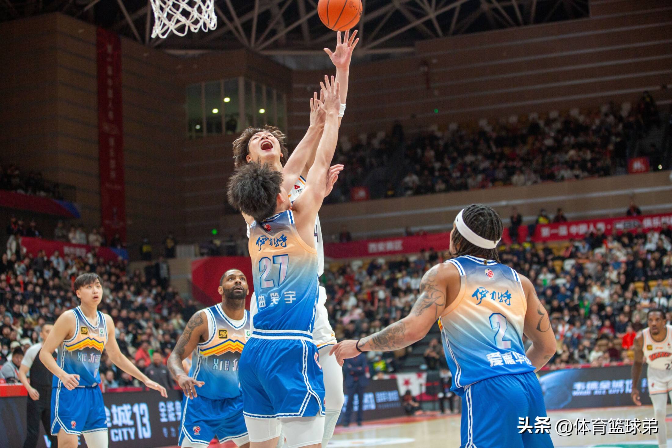 包含清晨突围战来临，广厦男篮围绕意大利杯外线爆发，赛场秩序良好，轮换策略成焦点的词条