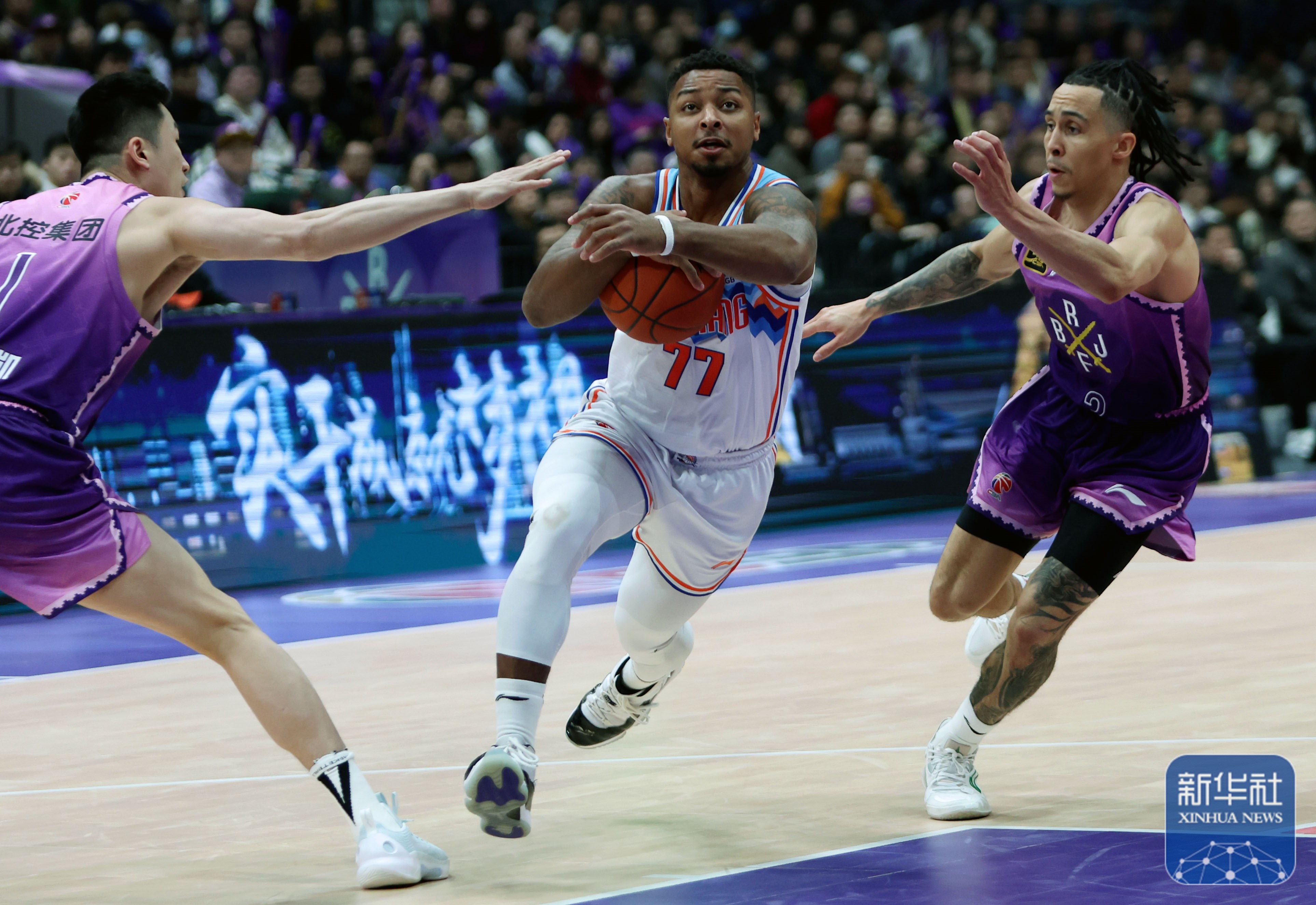 布莱顿训练开放日；赛后止住颓势引欢呼；CBA季后赛在即；控场能力受关注(杜兰特篮网踩线三分裁判2分手势)