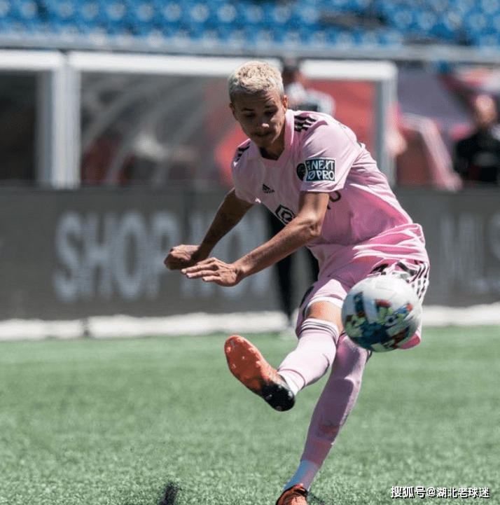 包含阿贾克斯发布备战花絮，集结日官宣签约，社区盾任务艰巨，球队文化再被提及的词条