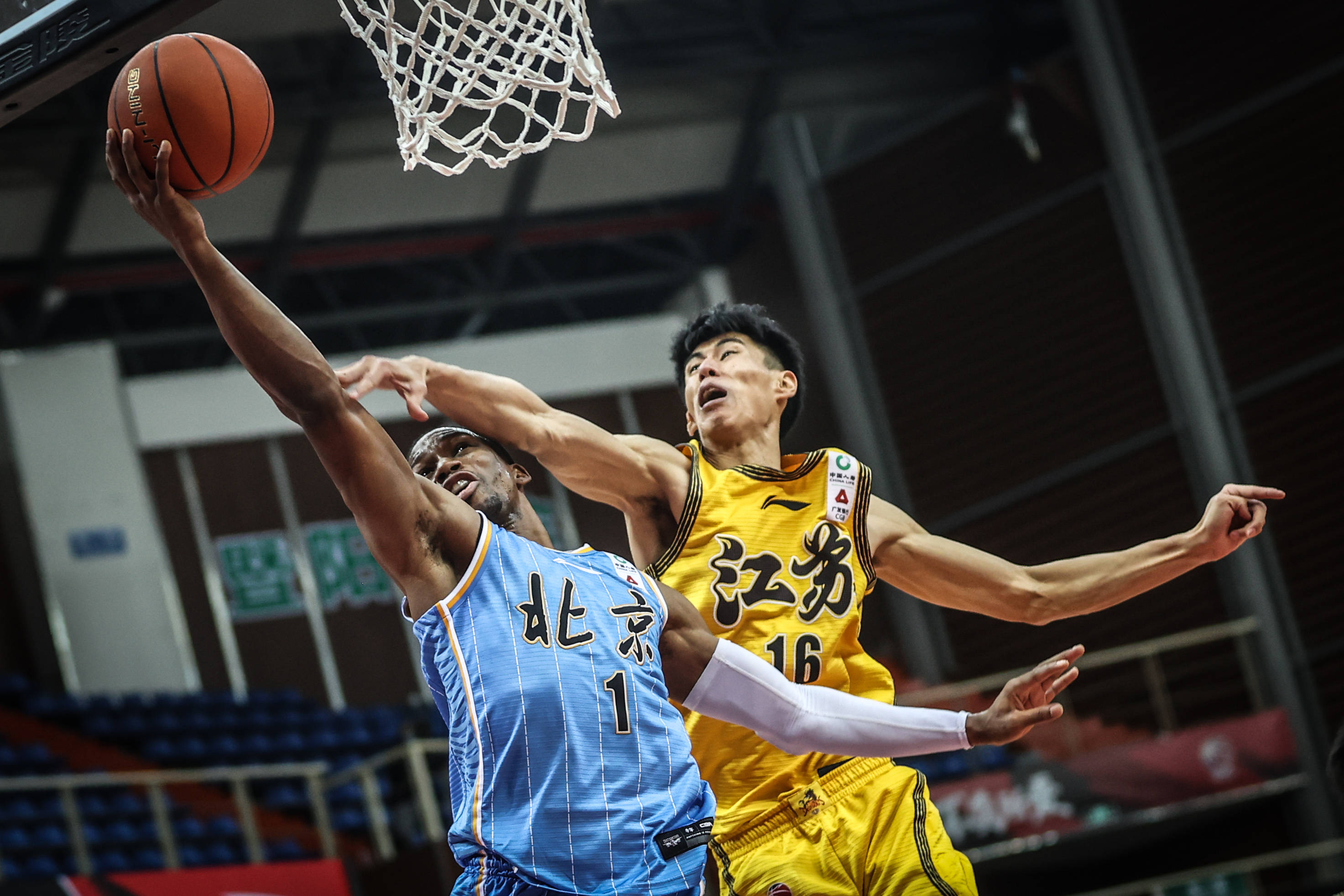 窗口期北京首钢备战欧篮联；战术微调细节曝光；质疑声仍在；轮换策略成焦点的简单介绍