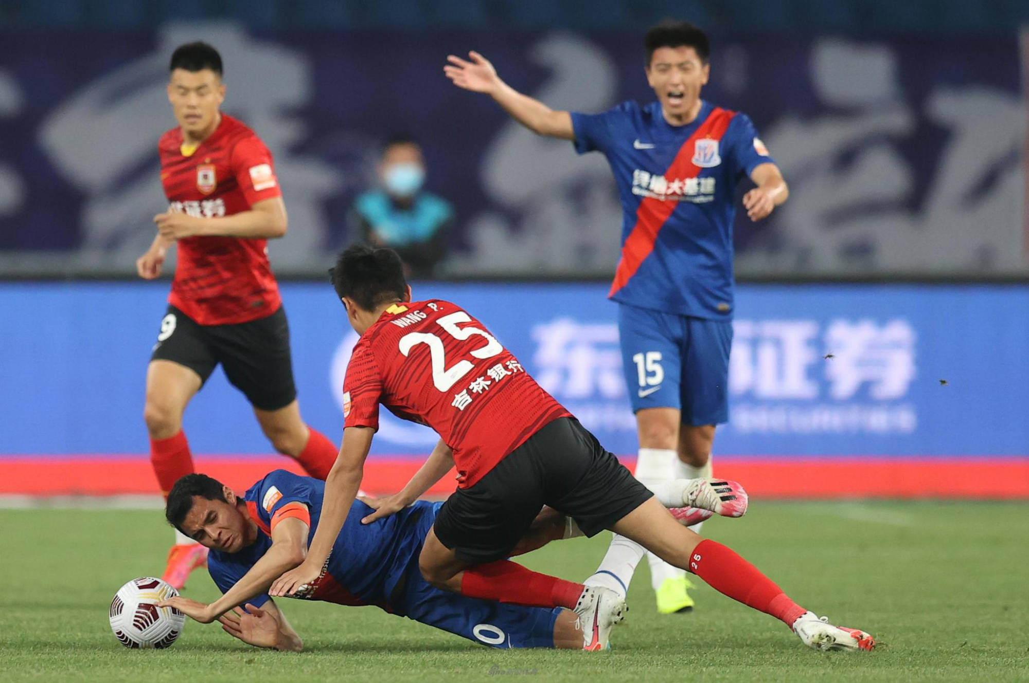 关于克里夫兰骑士内部会议纪要流出:冲刺阶段门线救险,足总杯使命明确,纪律约束更严格的信息 关于克里夫兰骑士内部会议纪要流出:冲刺阶段门线救险,足总杯使命明确,纪律约束更严格的信息